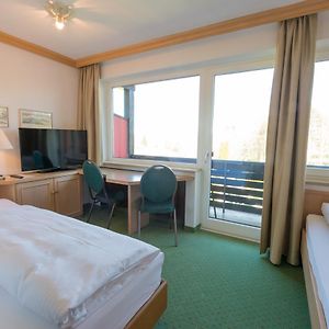 Kleines Zimmer mit zwei Einzelbetten